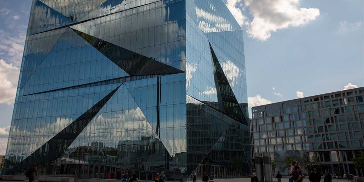 Glass, a sustainable building material in modern design 