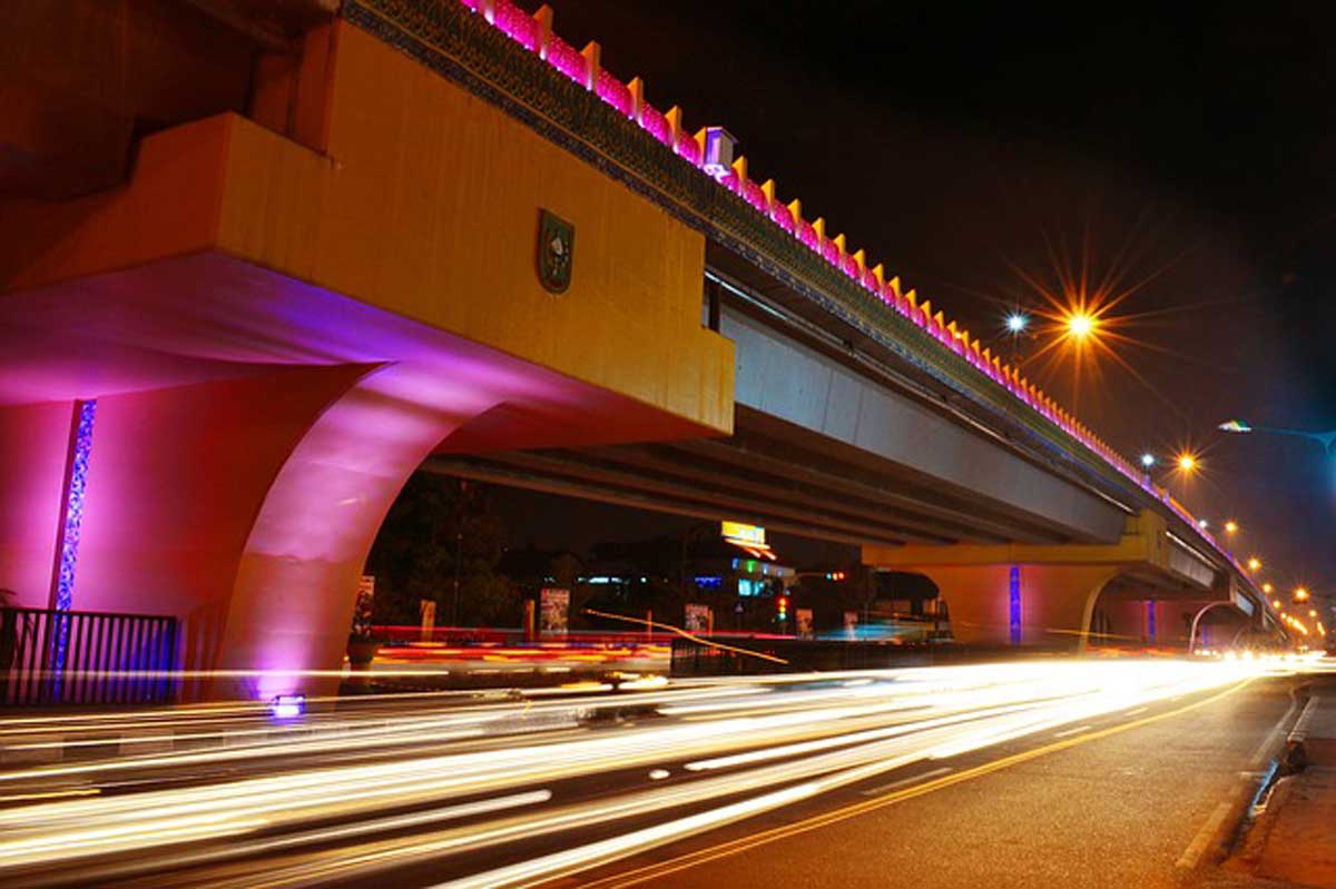 Delhi to build flyover to curb traffic