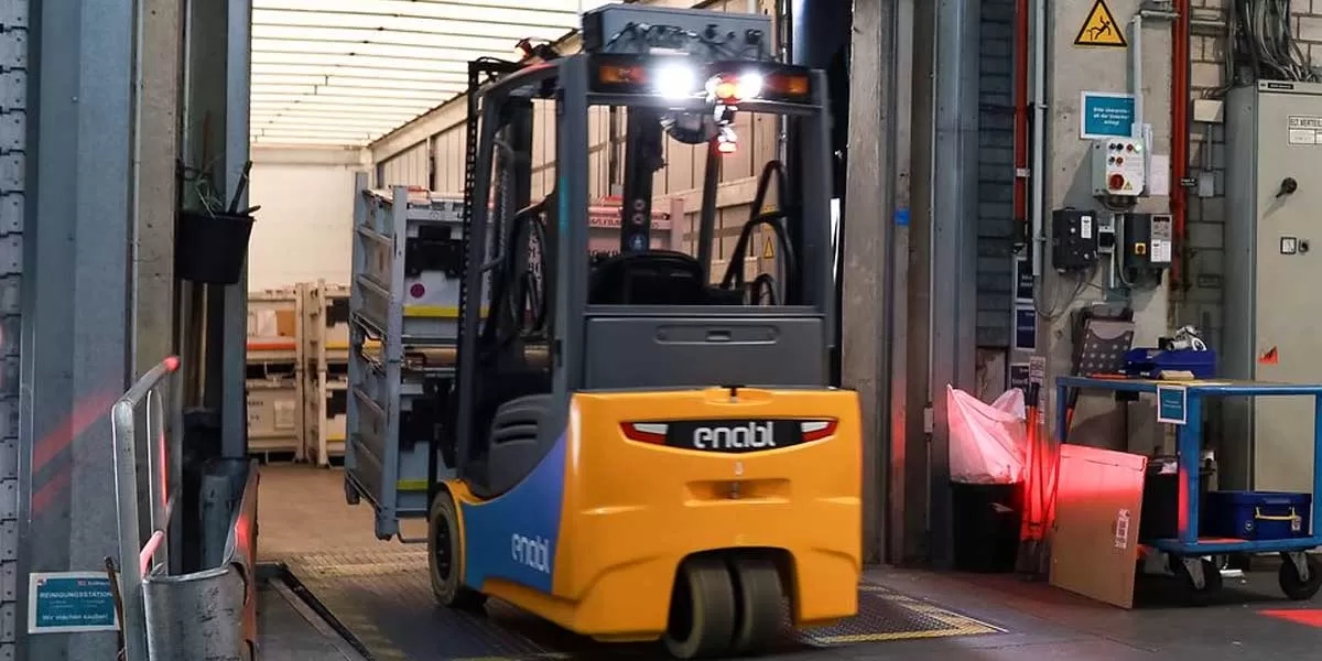 DB Schenker Uses Remote-Controlled Forklifts