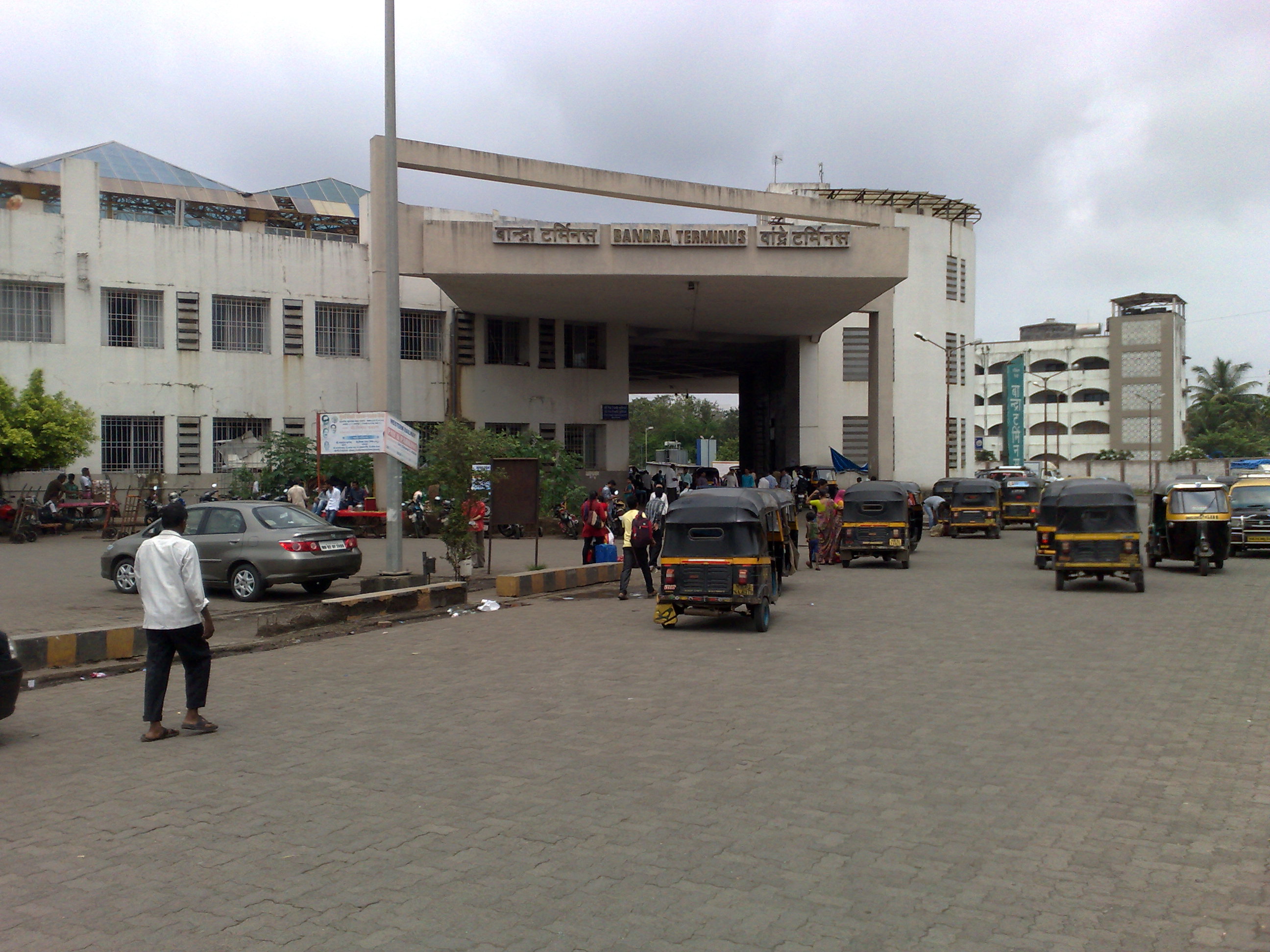Western Railway plans to remodel Bandra Terminus connectivity