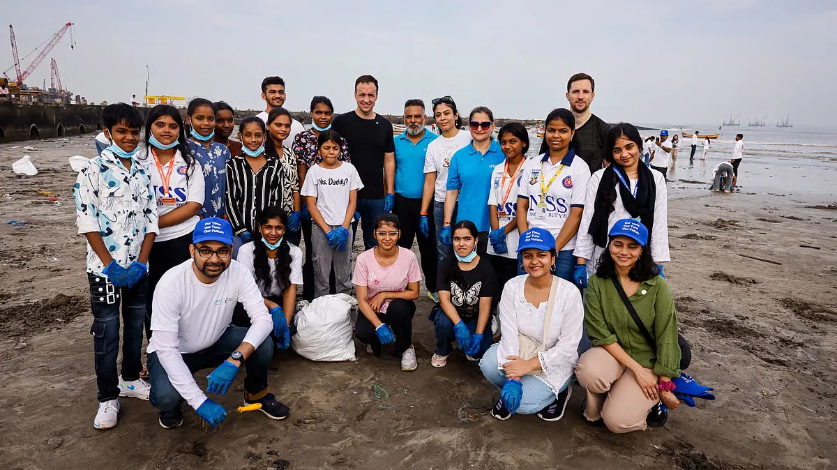 400 Volunteers Remove 2,000kg Plastic at Juhu Beach Cleanup