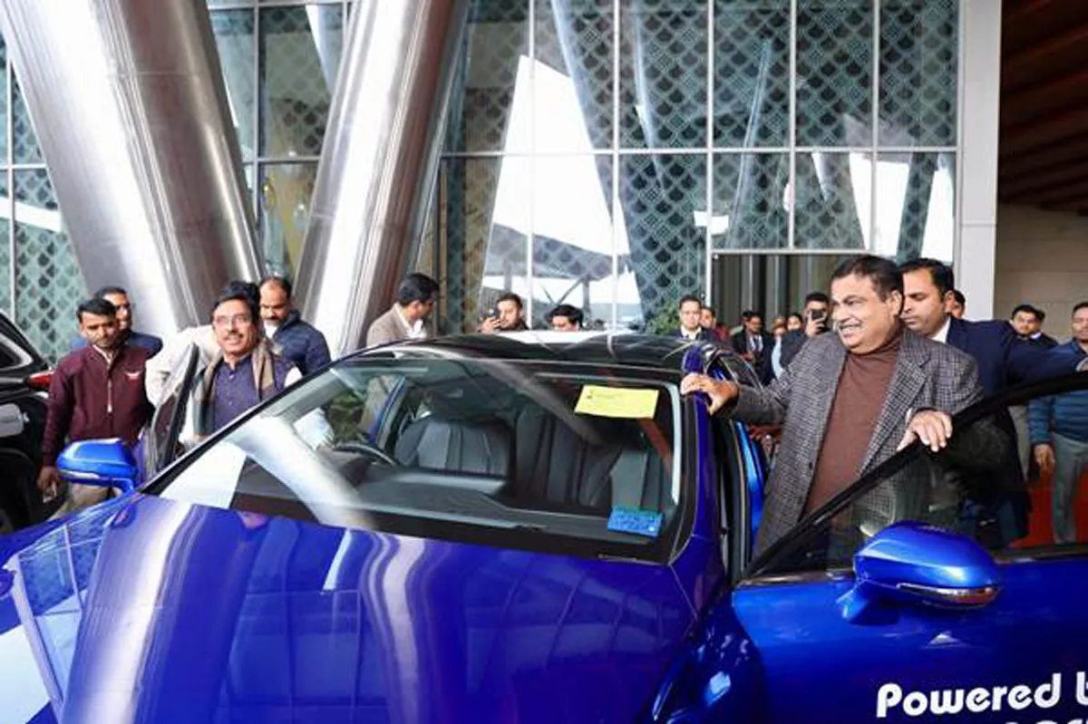Pralhad Joshi, Nitin Gadkari Take Ride in Hydrogen Car