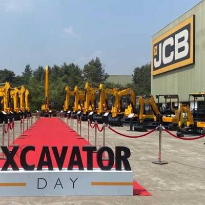 JCB India showcases range of next-gen Tracked Excavators at Pune 