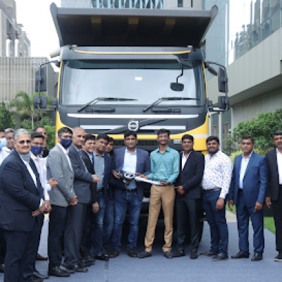 Volvo Trucks India delivers 1000th  truck to Mahalaxmi Group  