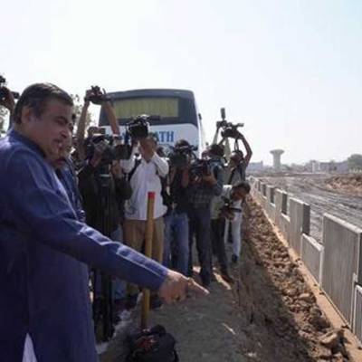 Gadkari inspects the progress of Ahmedabad-Dholera Expressway