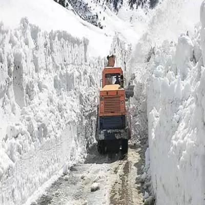 BRO: Zoji La Pass Snow Clearance Near Completion