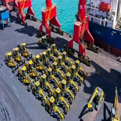 World's largest tonnage lift wheeled crane completes its first lift in Hengshui