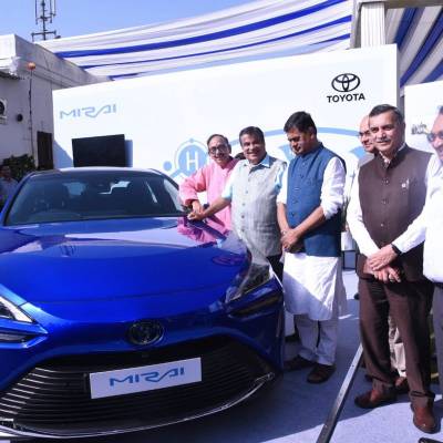 Gadkari launches green hydrogen-based FCEV Toyota Mirai