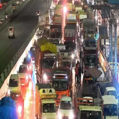 Widest e-way becomes truck parking lot at night